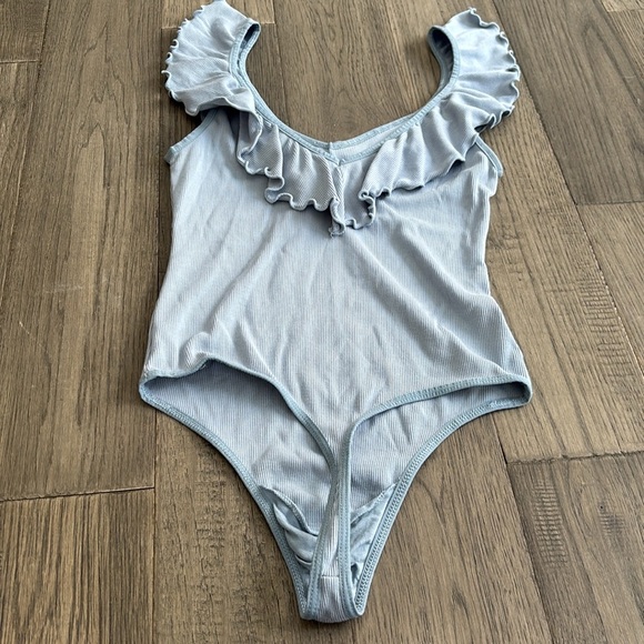 Wilfred | Aritzia light baby blue dannette ruffle sleeve tank bodysuit Size M - Picture 12 of 13